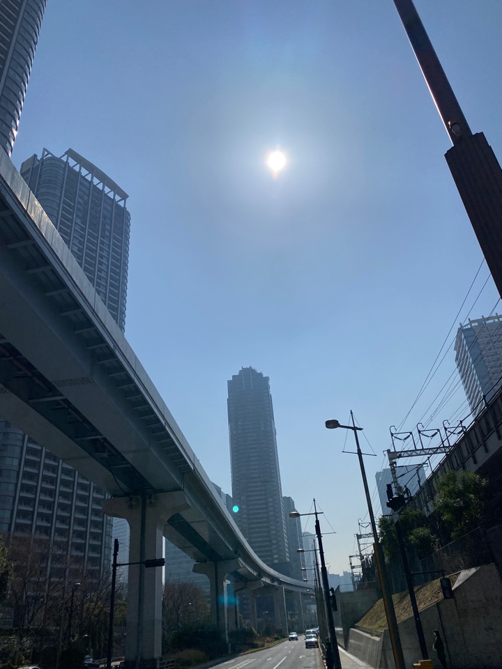 汐留駅近く、靄ってない？花粉？