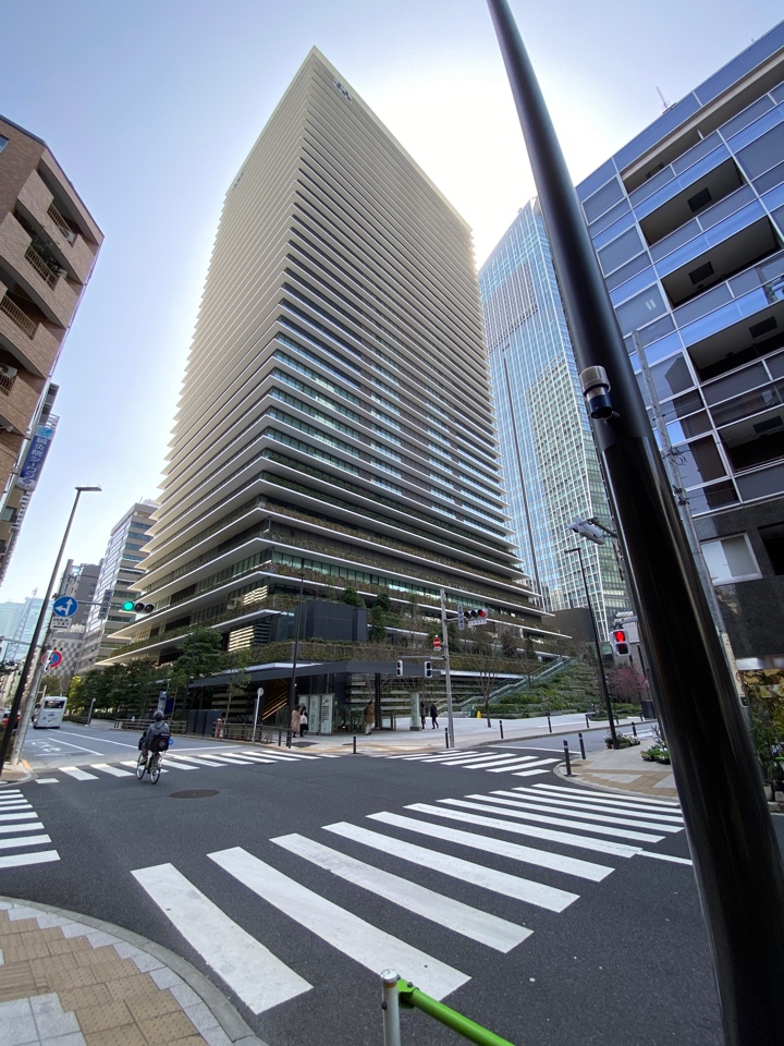 虎ノ門駅と虎ノ門ヒルズ駅の間ぐらいの土曜日で静かなビジネス街