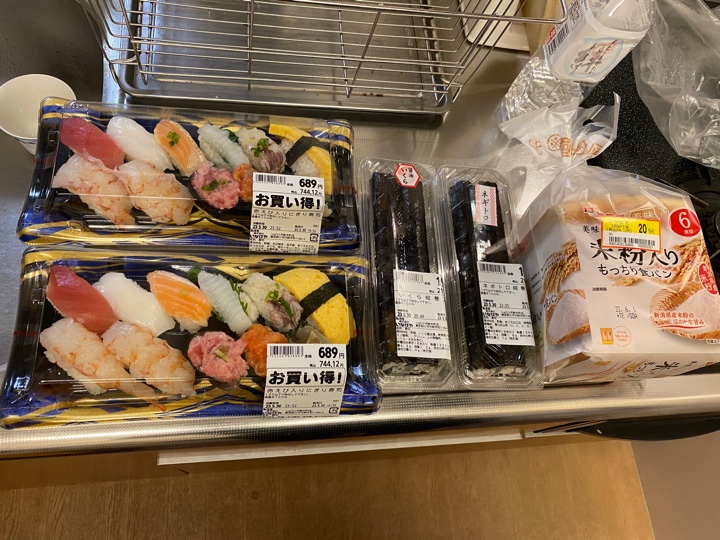 いなげやで買って来た赤えび入りにぎり寿司と醤油いくら細巻とネギトロ細巻と神戸屋 米粉入りもっちり食パン