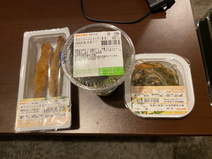 セコマ 子持ちシシャモのフライ、冷たいラーメンカップ（醤油）、北海道産昆布と椎茸の煮物