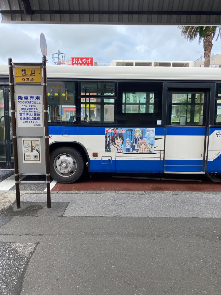アニメ「戦翼のシグルドリーヴァ」の案内が貼ってあるバス