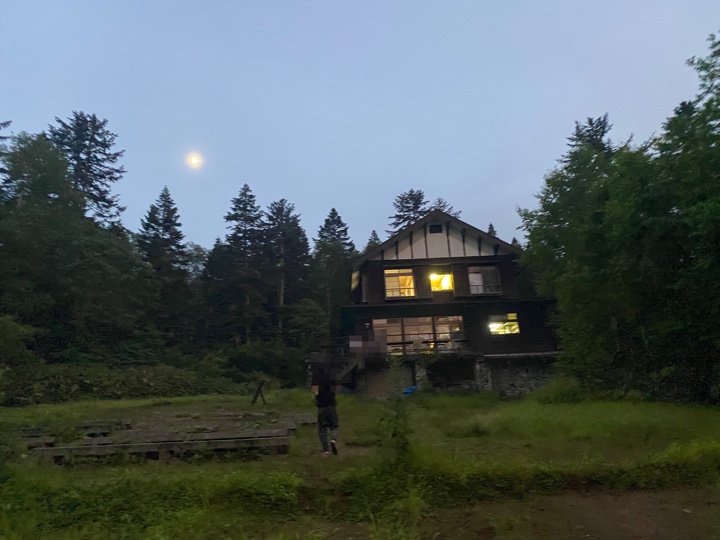 月と尾瀬沼山荘