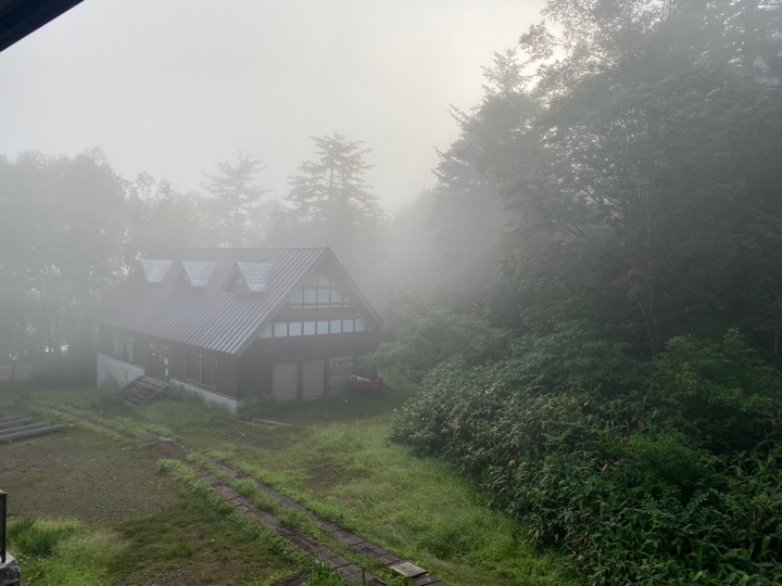 尾瀬沼山荘から朝の尾瀬沼方面の眺め、靄がかかってます