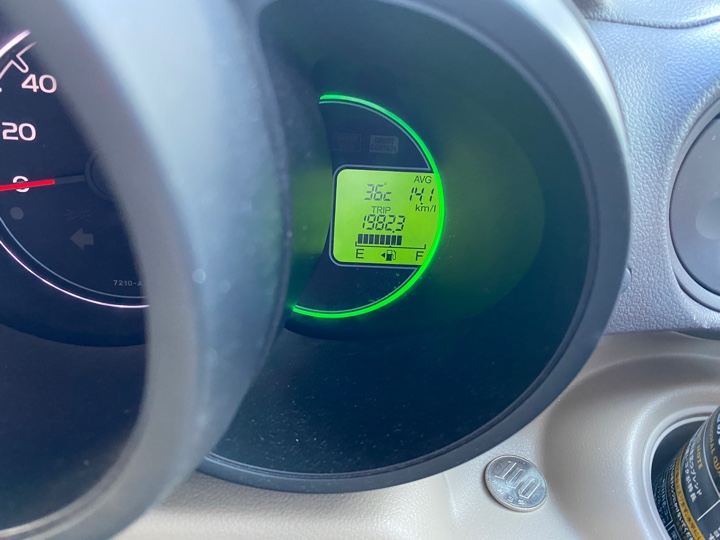 車の気温計 東京都小平市で36度表示