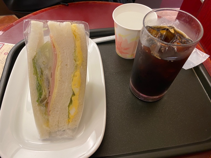 カフェ・ベローチェ 築地店でタマゴハムミックス サンドイッチとアイスコーヒーR